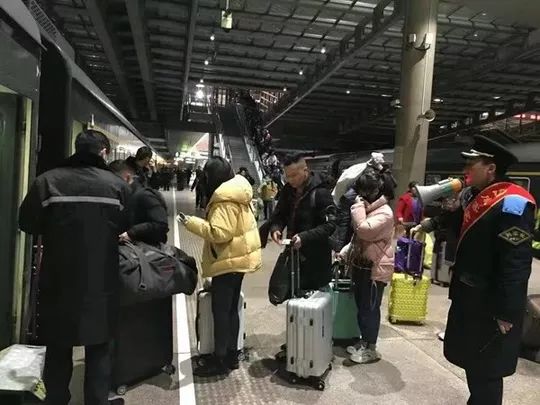 新奧彩2025最新資料大全下載,北京春運(yùn)首趟列車凌晨啟程
