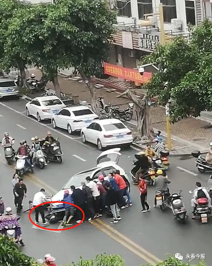 深圳松崗哪里可以免費(fèi)做核酸檢測(cè),男子被撞卷入車底 眾人抬車救人