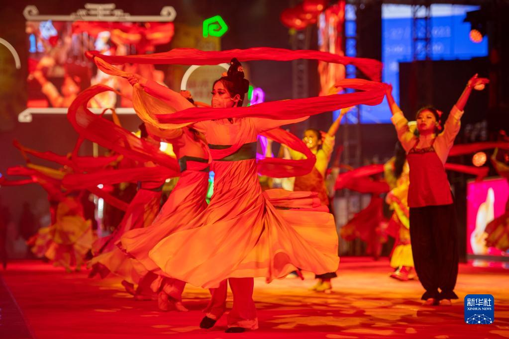 2025管家婆資料正板大全澳門,豫劇演出遇大雪 臺(tái)下無(wú)人演員仍表演
