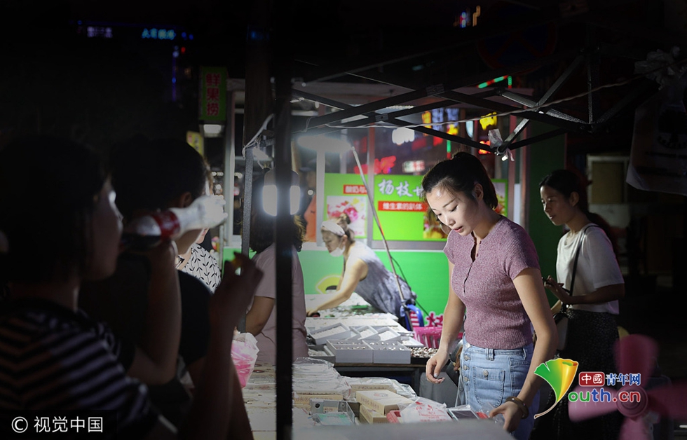 香港開獎結(jié)果 開獎記錄2000年,女子在結(jié)婚現(xiàn)場賣炸串生意火爆