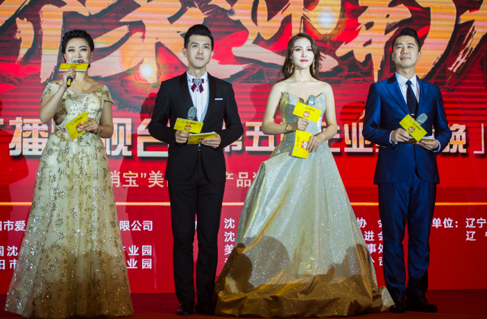 香港水果奶奶開獎?wù)搲?大媽在自家院前表演刀馬旦絕活