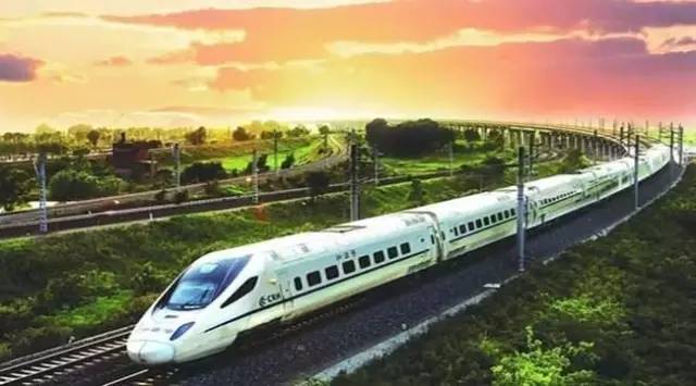 2025最新奧馬資料大全,女子高鐵上亂伸腳 前排乘客忍一路